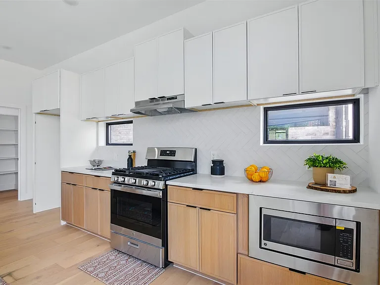 430 E 8th St #106 — Photo 11