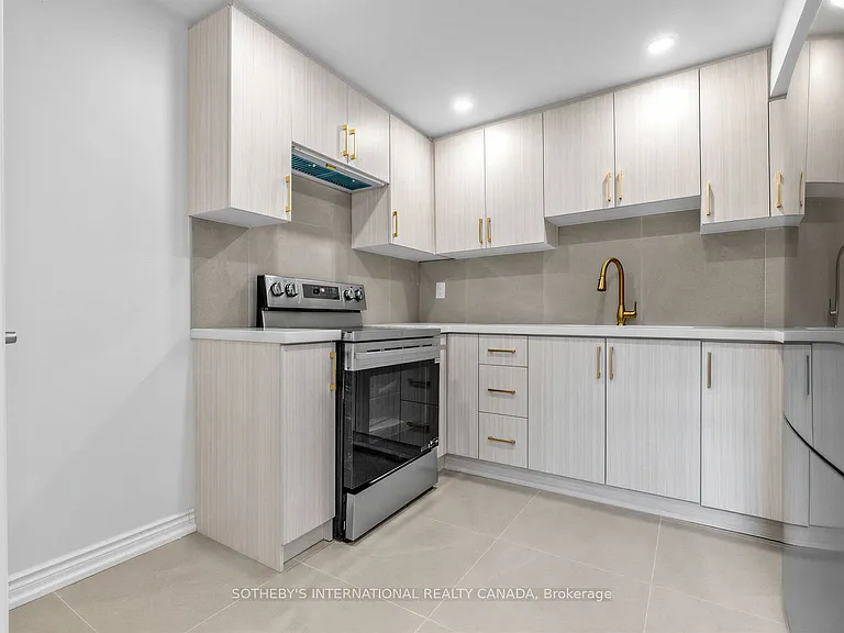 11 Valley Centre Dr #BASEMENT — Photo 4