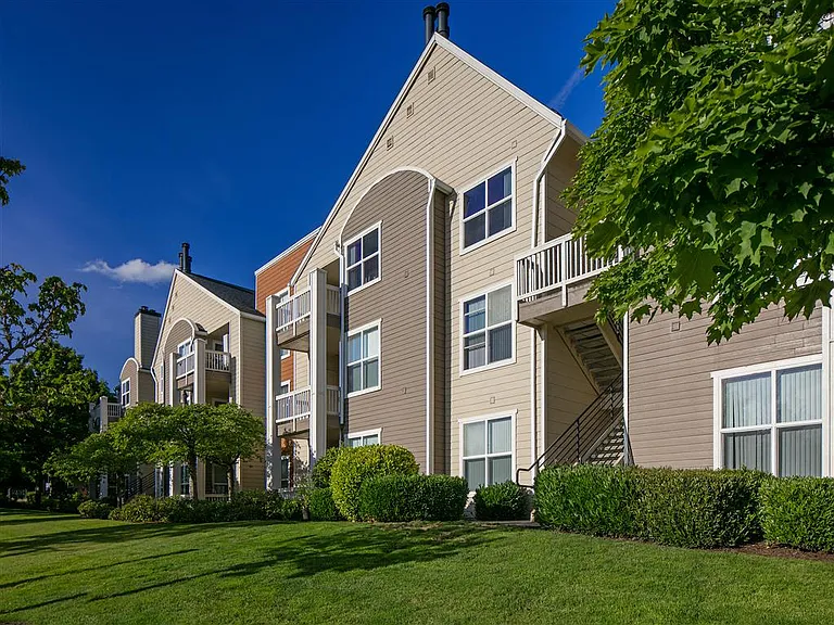 Center Pointe Apartment Homes — Photo 18