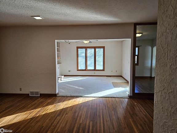 5th image of 310 Lake Dr