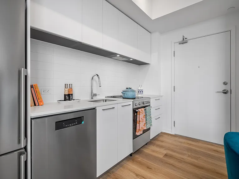 101 Roehampton Ave — Photo 31