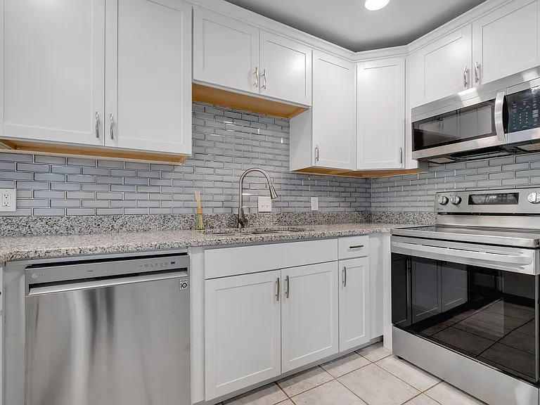 738 E Jefferson St — Photo 9