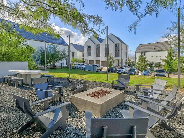 2506 Sutherland St — Photo 15