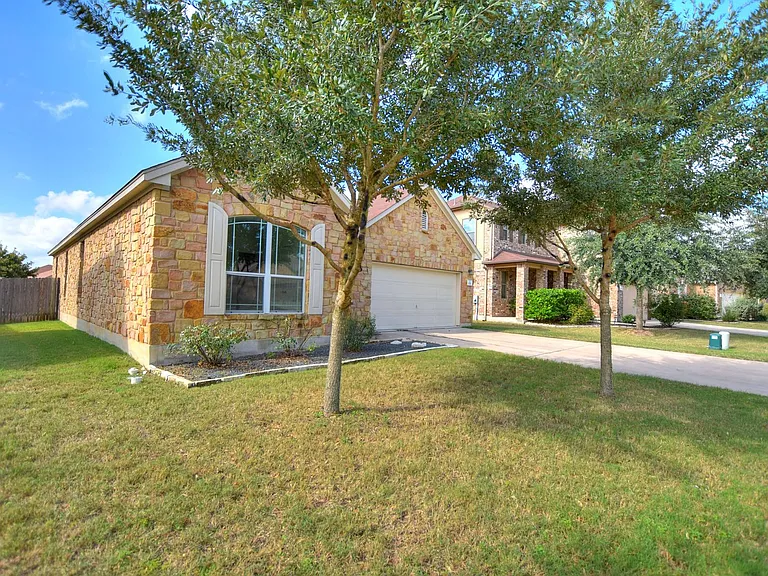2717 Claremont Ct — Photo 3