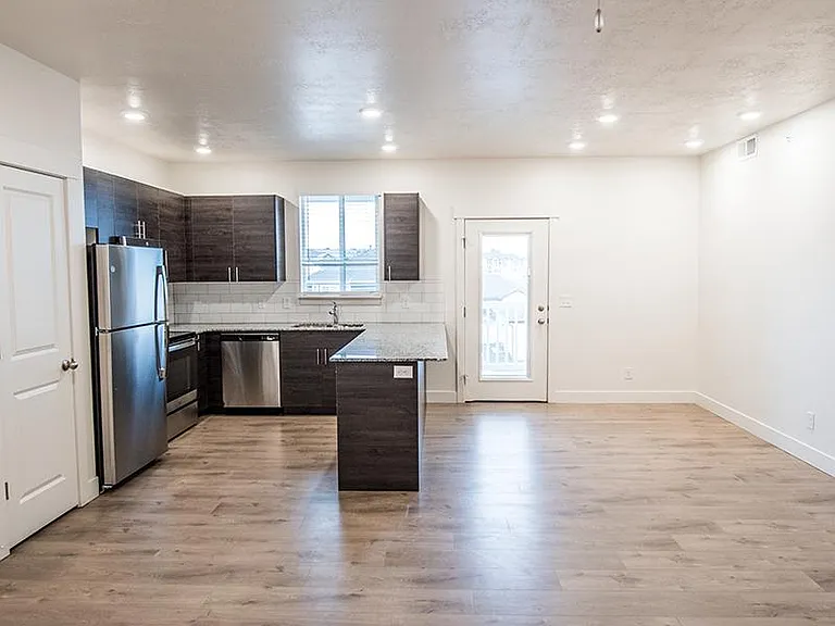 TRAIL HOLLOW APARTMENTS — Photo 7