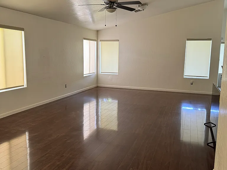1727 E Pontiac Dr — Photo 8