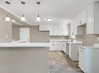 12817 Fox Haven Dr, Florissant, MO 63033