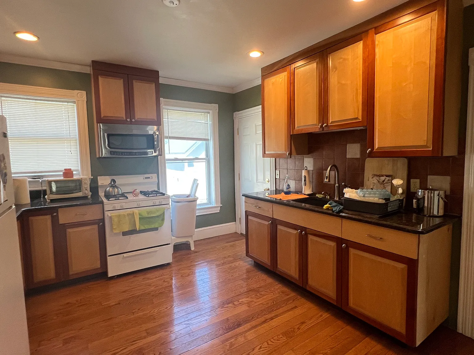 3 bed, 1300 sqft, $2,495 — Photo 2