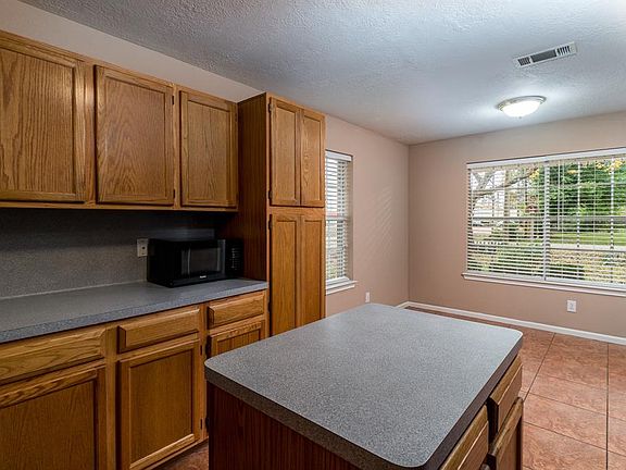 5th image of 414 Texas St