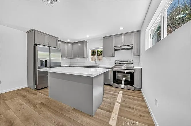 3 bed, 1000 sqft, $3,750 — Photo 3