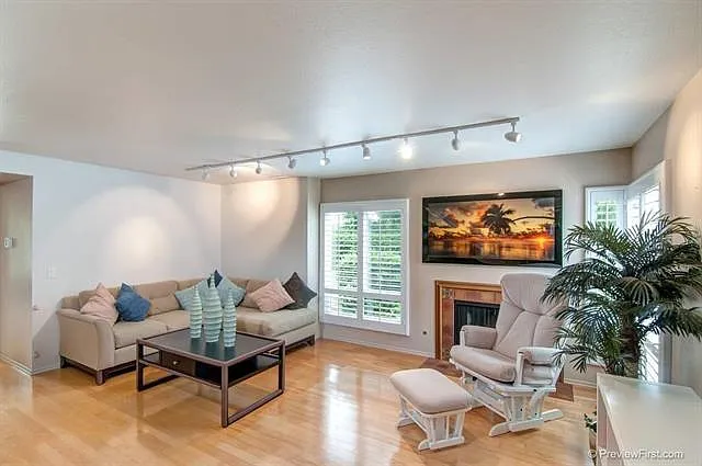 2 bed, 1.5 bath, 1304 sqft, $3,850 — Photo 3