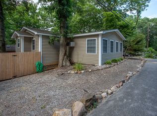 16 Cottage Rd, Baiting Hollow, NY 11933