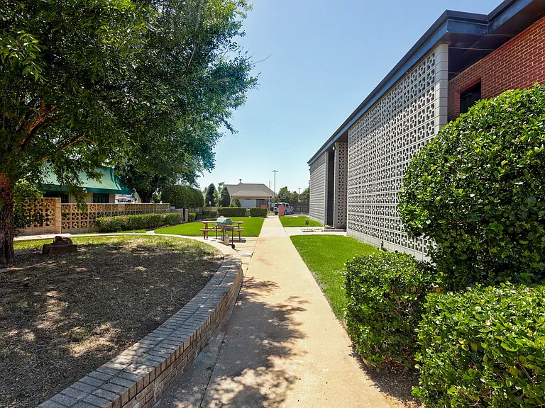 1325 W Lindsey St — Photo 46