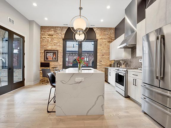 3rd image of 915 N Hoyne Ave #5