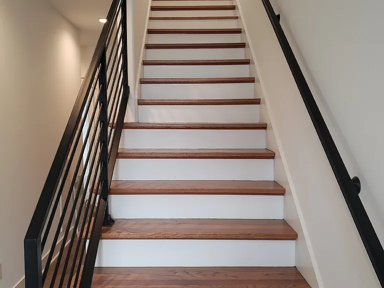 909 E State St — Photo 33