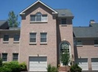 14 Governors Row, West Hartford, CT 06117