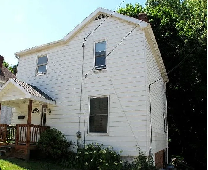 451 Melrose St photo 1