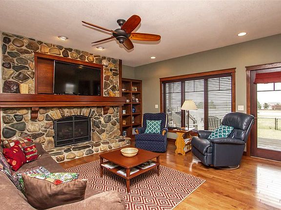3rd image of 1823 Greenhill Dr