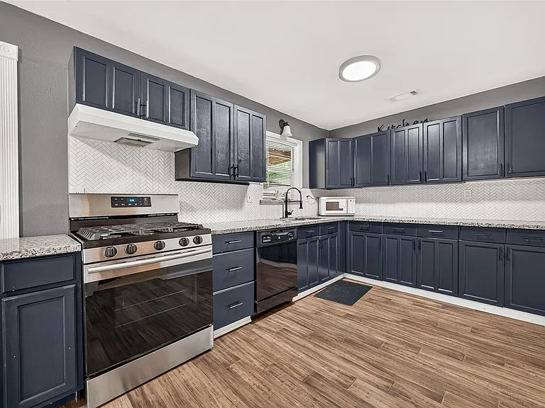 214 E Foley St — Photo 5