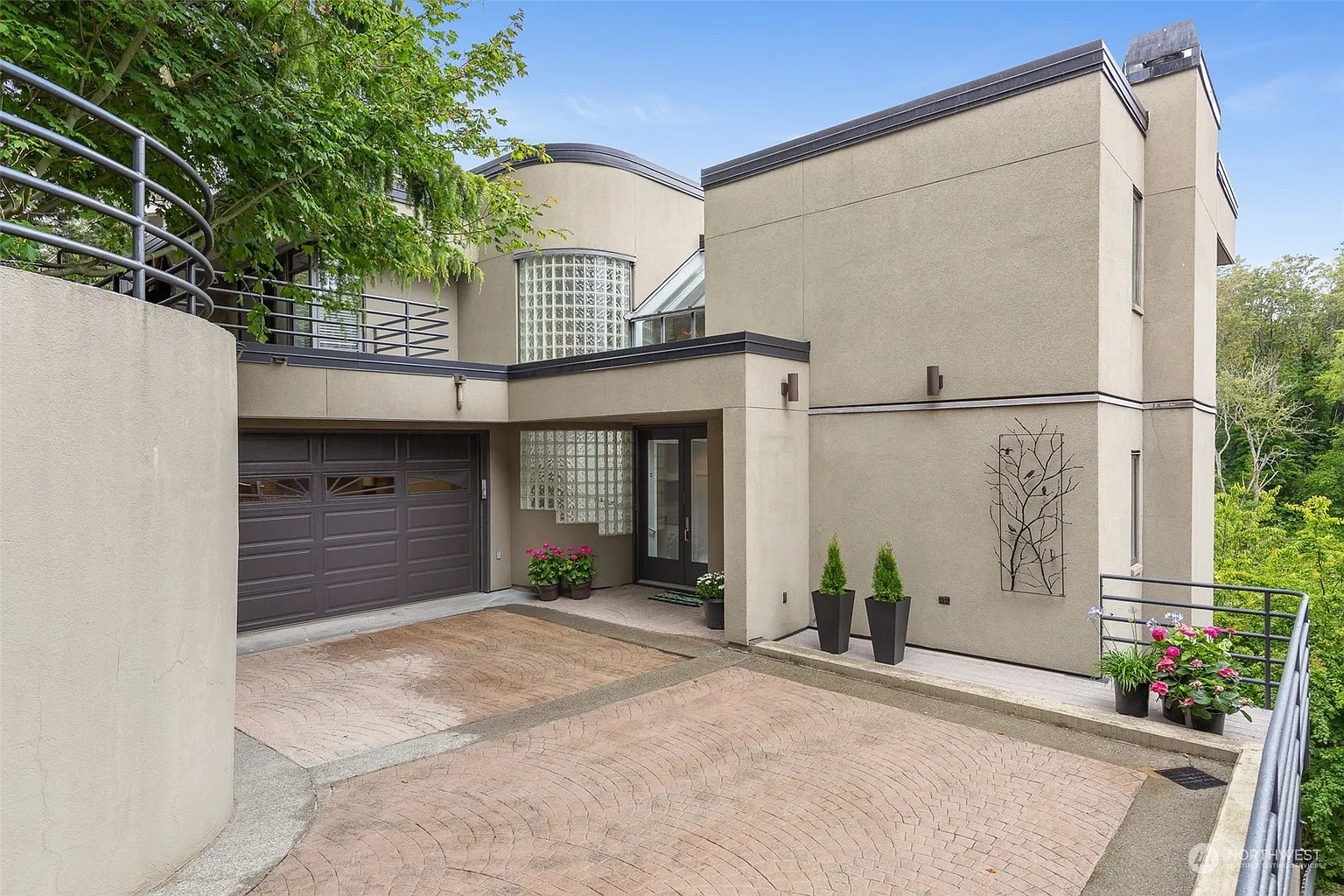 1529 Magnolia Boulevard W photo 1
