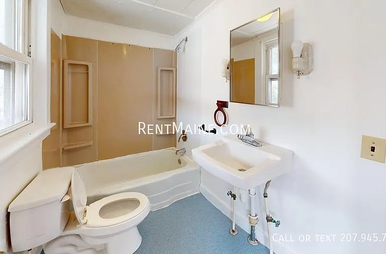 200 Center St #3 — Photo 6