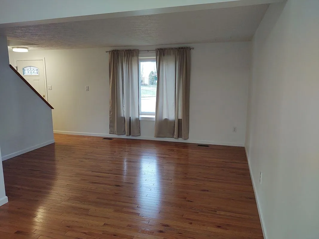 4 bed, 3.0 bath, 2346 sqft, $3,800 — Photo 3