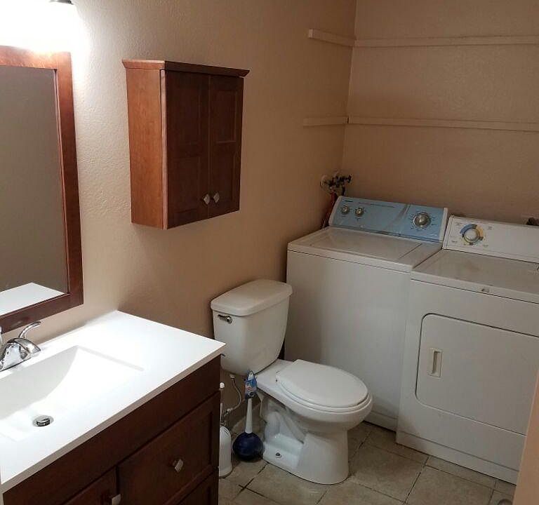 1st flr - 1/2 bathroom