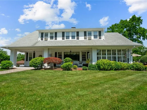 72 Upland Rd, Woonsocket, RI 02895