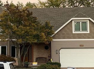 1923 Ashford Rd, Bettendorf, IA 52722