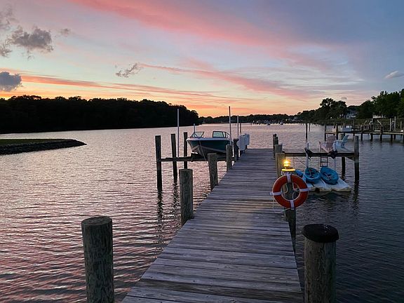 Private Dock _ Room to launch kayaks and paddle boards.
