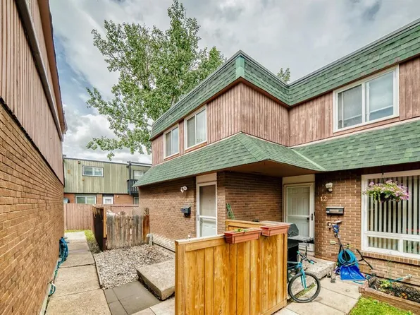 11240 S 6th St SW #11, Calgary, AB T2W 1V9