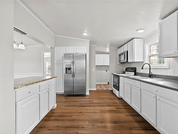5th image of 204 Sarrar St