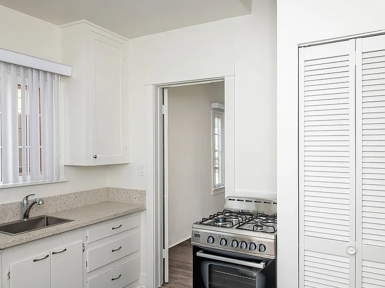 1109 N Lake Ave — Photo 11