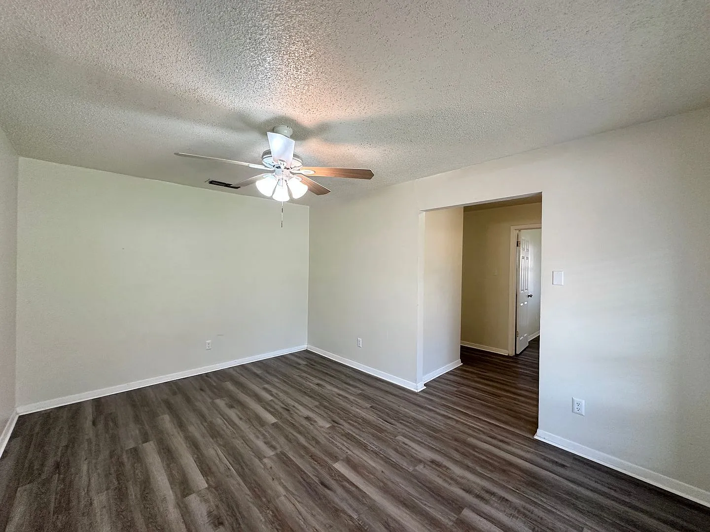 Viewable August 15th! Small Pets Accepted! — Photo 4