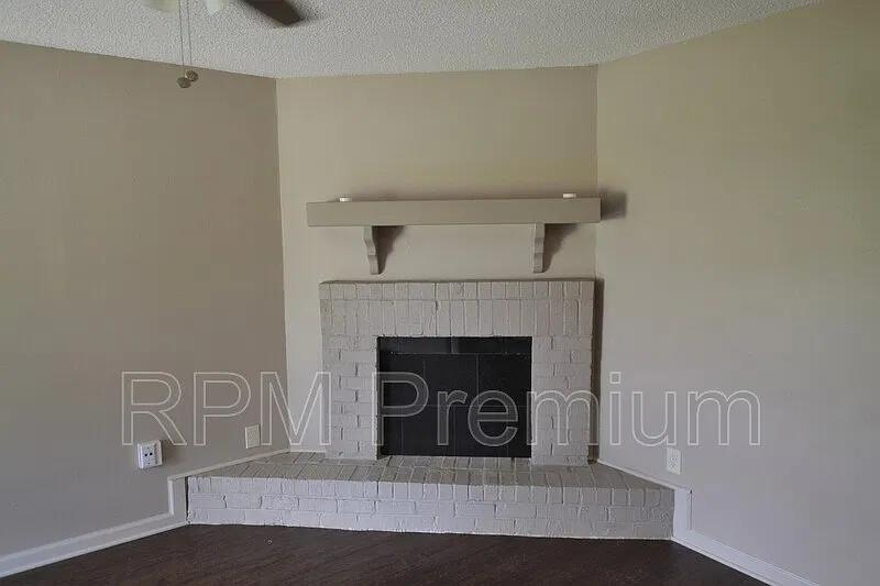 3 bed, 2.0 bath, 1100 sqft, $1,225 — Photo 3