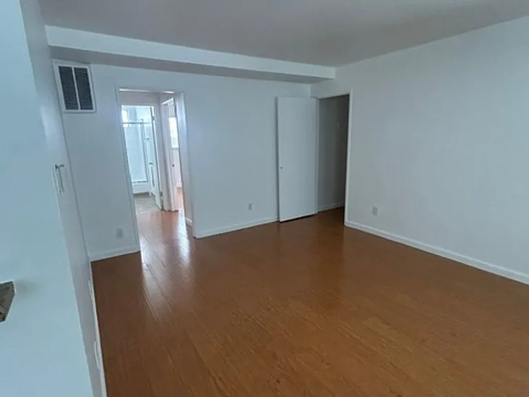 1920 Manning Ave — Photo 13