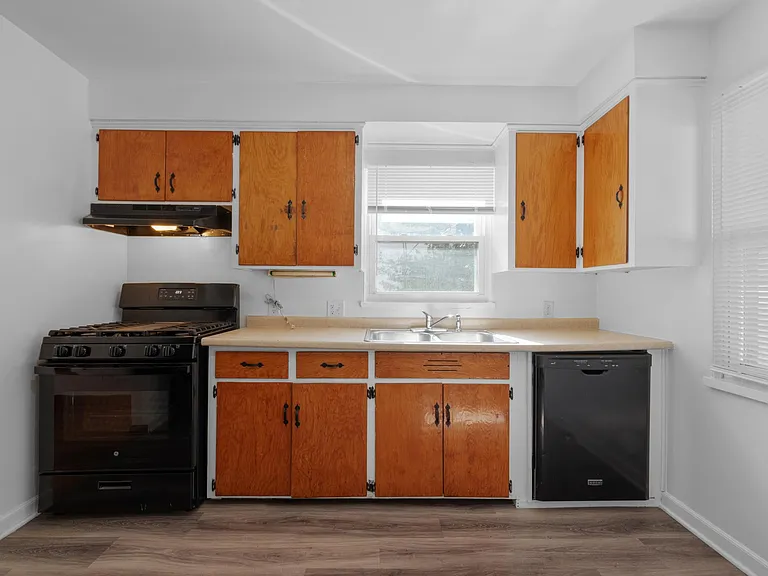 2883 Bremen St — Photo 2