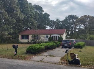 14 Beacon St, Shirley, NY 11967