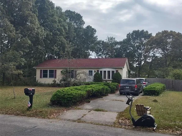 14 Beacon Street, Shirley, NY 11967