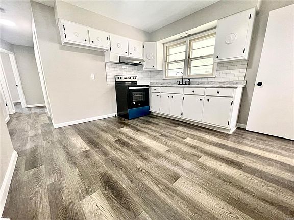 3rd image of 195 Calbreath Ct