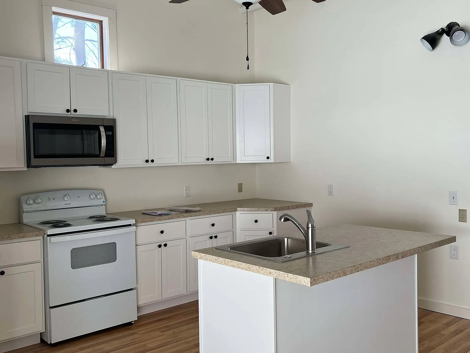 3 bed, 1600 sqft, $2,350 — Photo 2