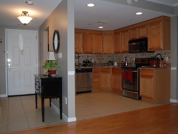 4th image of 242 Maple Ave