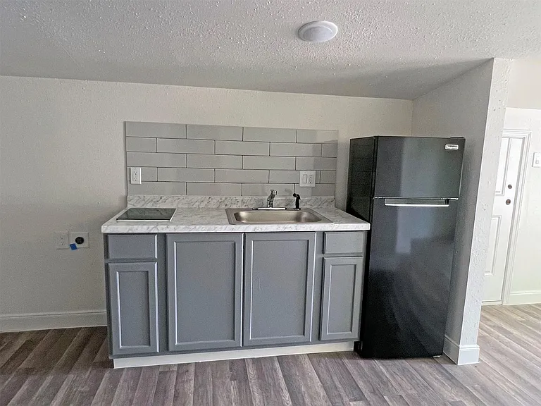 201 Eastwood St #5 — Photo 15