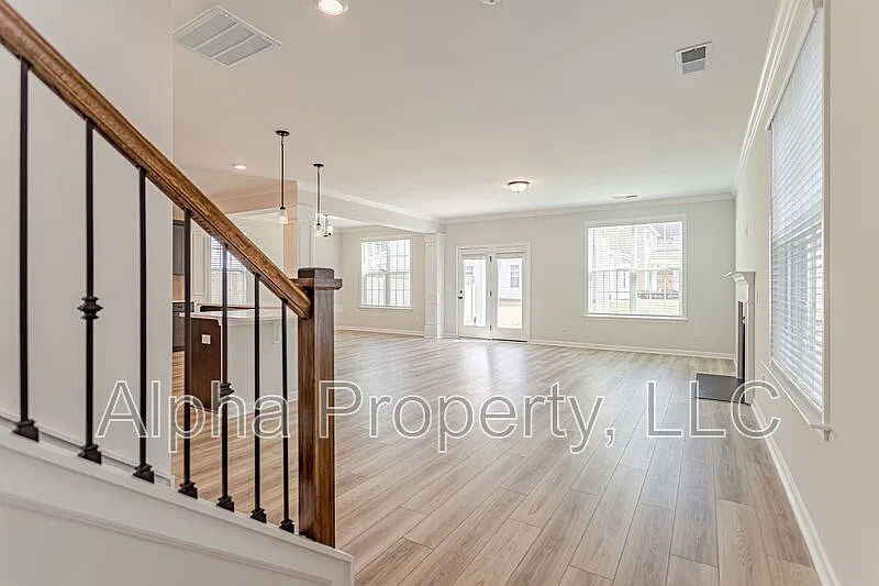 4 bed, 3.0 bath, 2418 sqft, $2,899 — Photo 3