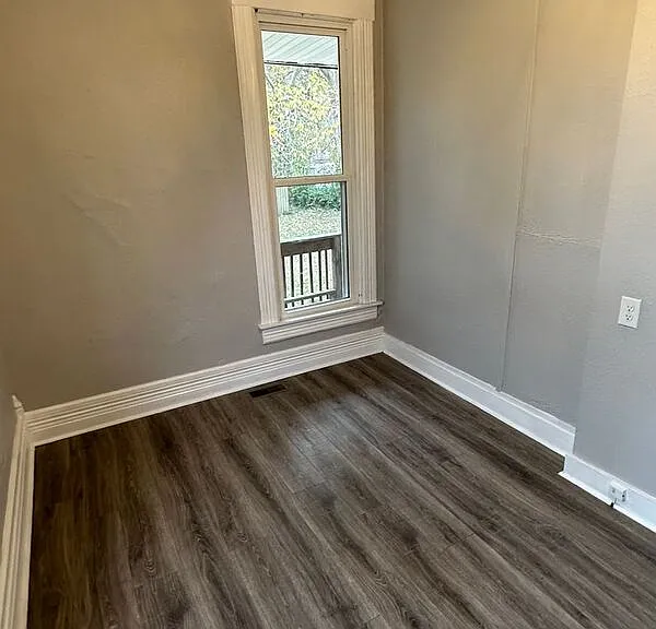 1112 E Locust St — Photo 9