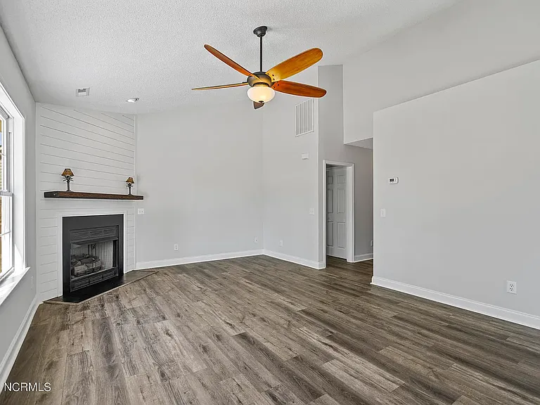 724 Hillside Dr — Photo 9
