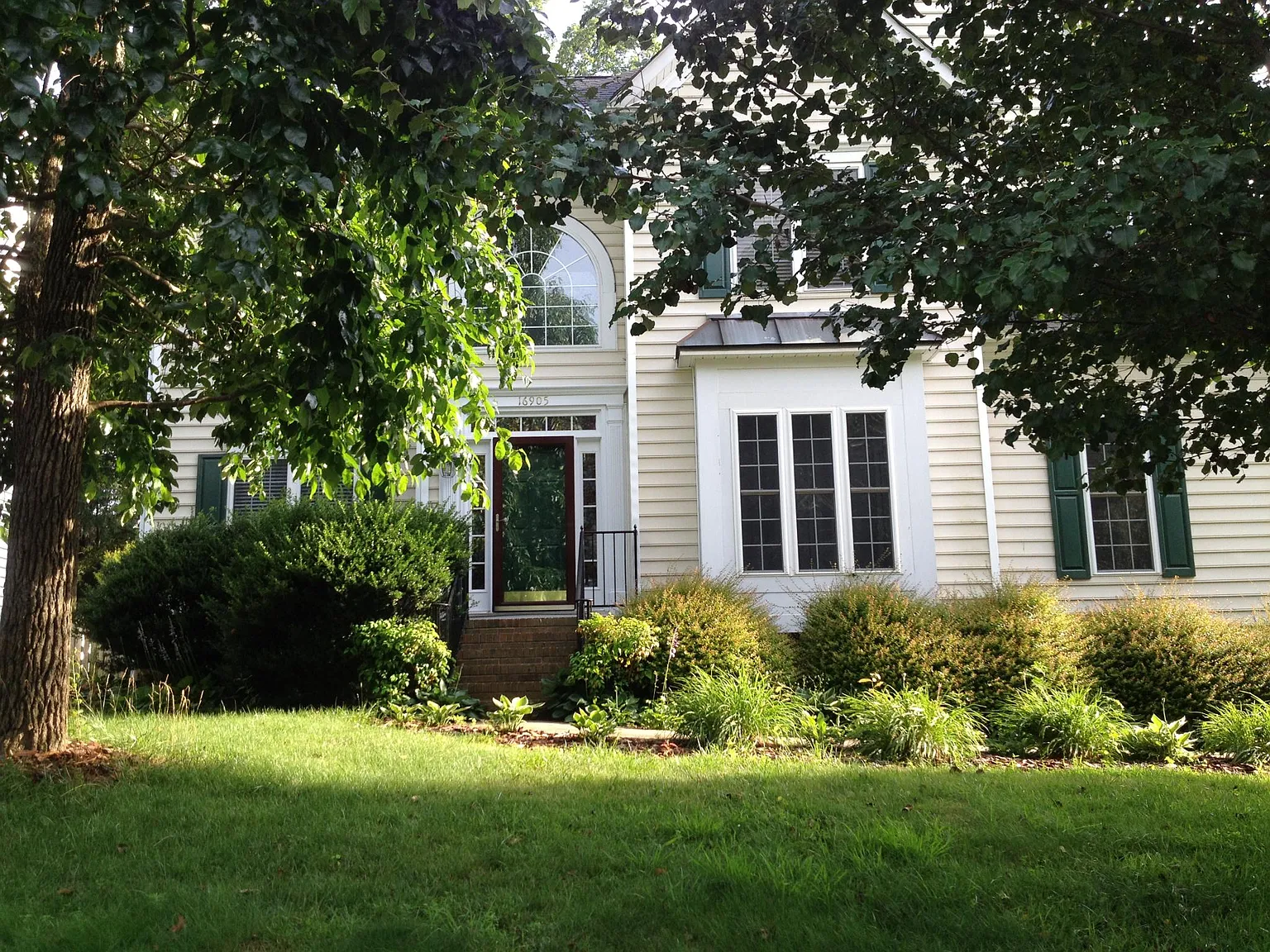 5 bed, 2.5 bath, 2890 sqft, $3,000 — Photo 2