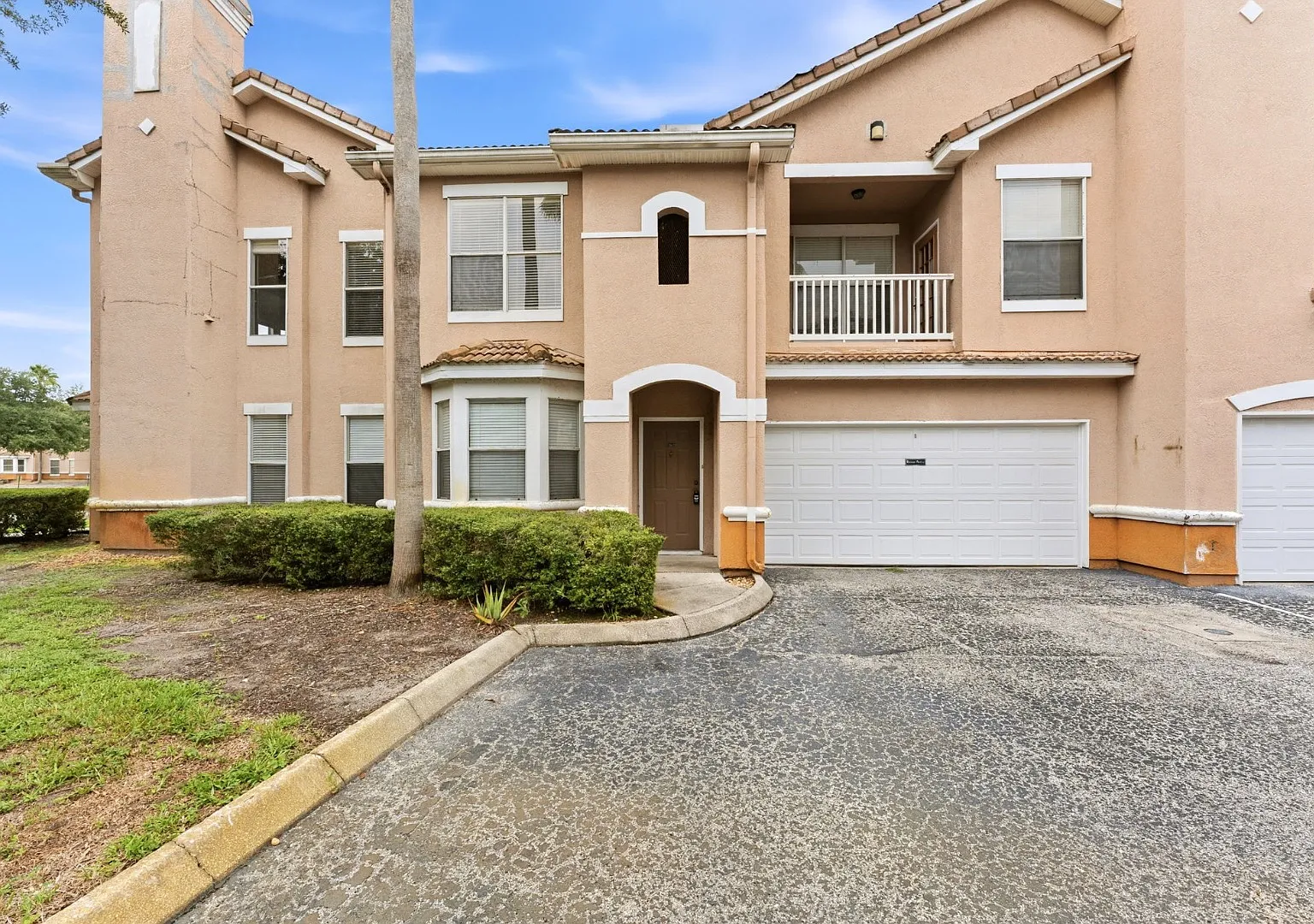 Absolutely Stunning 3 BR/2 BA/2 Car Garage Condo in gorgeous Gated New Tampa resort style community. — Photo 2