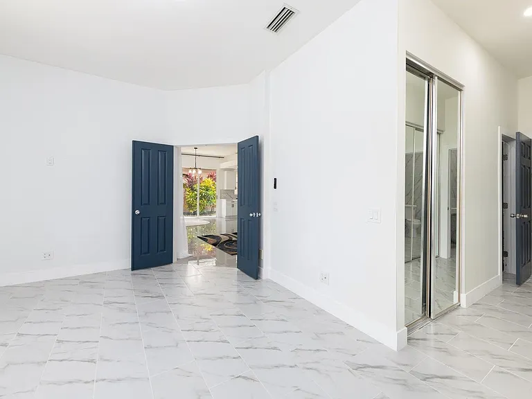 249 NW Bentley Cir — Photo 4