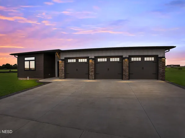 2241 Overlook Ridge Ct, Watertown, SD 57201